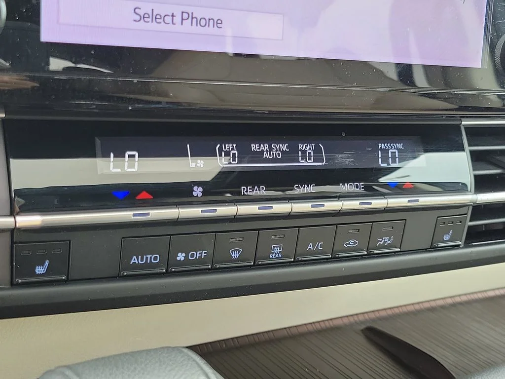 Used 2023  Toyota XLE image 30
