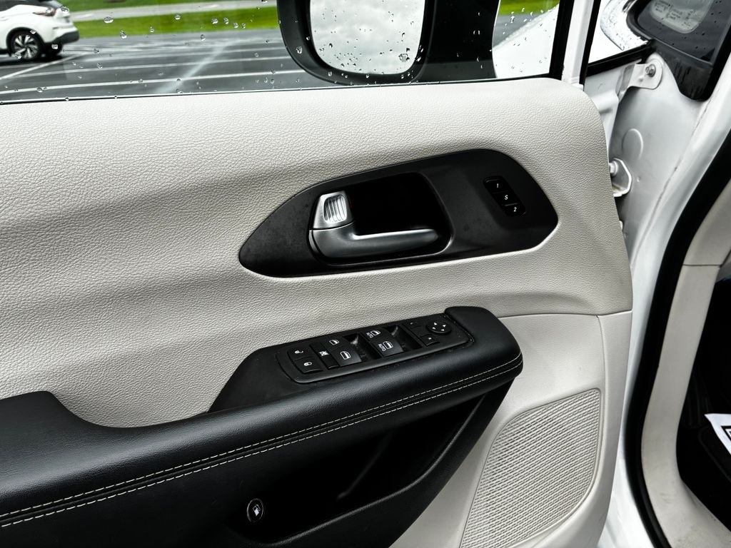 Used 2023 White Chrysler Touring L image 10