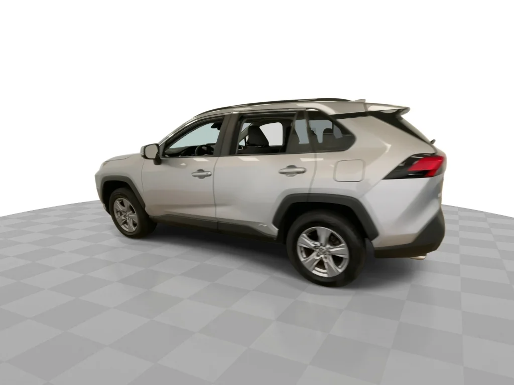 Used 2022 Silver Sky Metallic Toyota XLE image 7