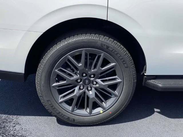 New 2026 Star White Metallic Tri-Coat Ford Platinum image 6