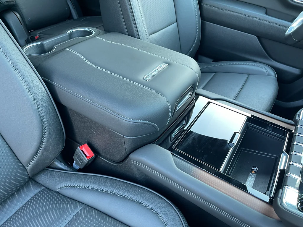 2025 GMC Yukon XL Denali - Photo 36