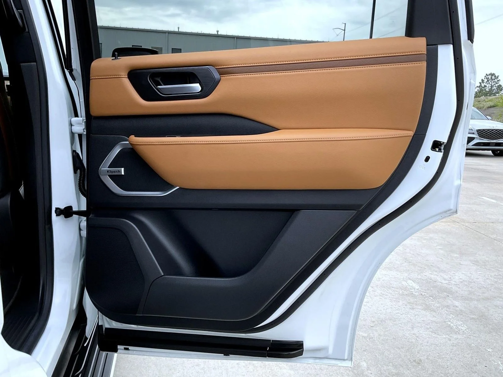Used 2025 White Nissan Platinum Reserve image 18