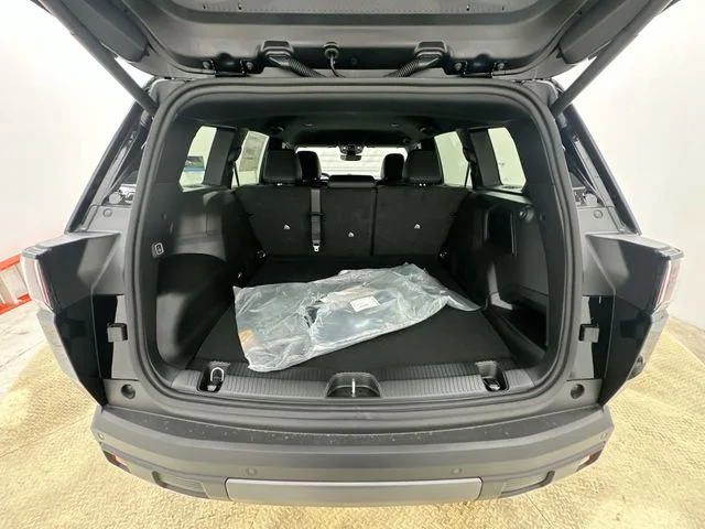 New 2026 Diamond Black Crystal Pearlcoat Jeep Laredo image 21