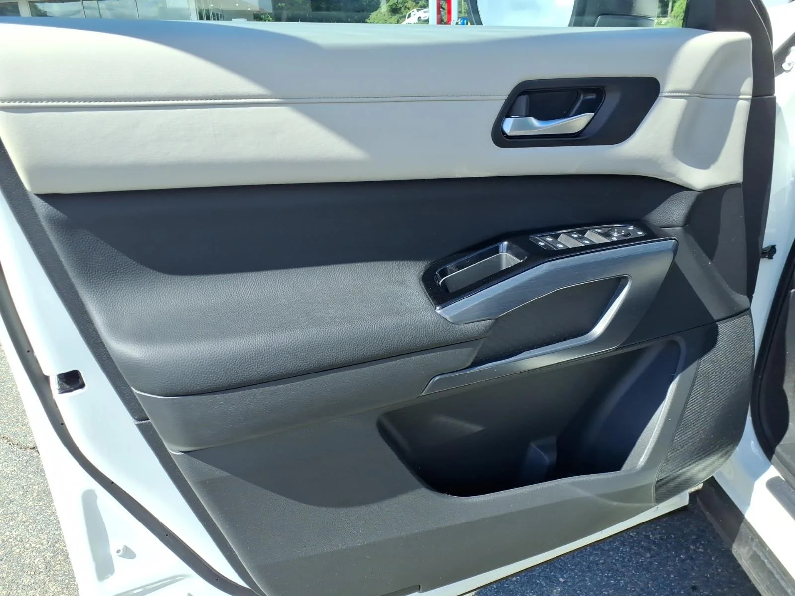 Certified Used 2024 Pearl White Tricoat Nissan SL image 10