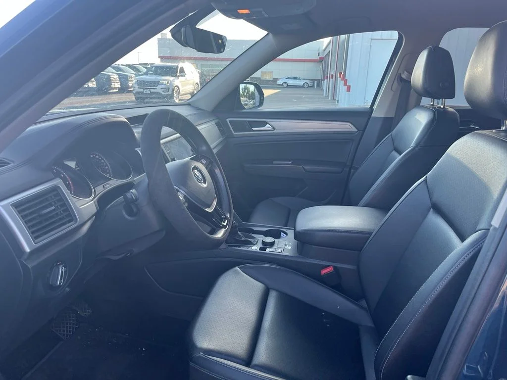 Used 2019 Blue Volkswagen 3.6L V6 SE image 9