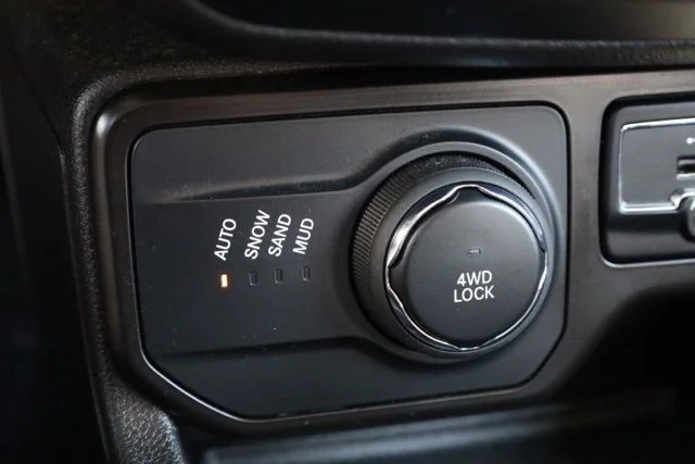 Used 2023 White Jeep Latitude image 30
