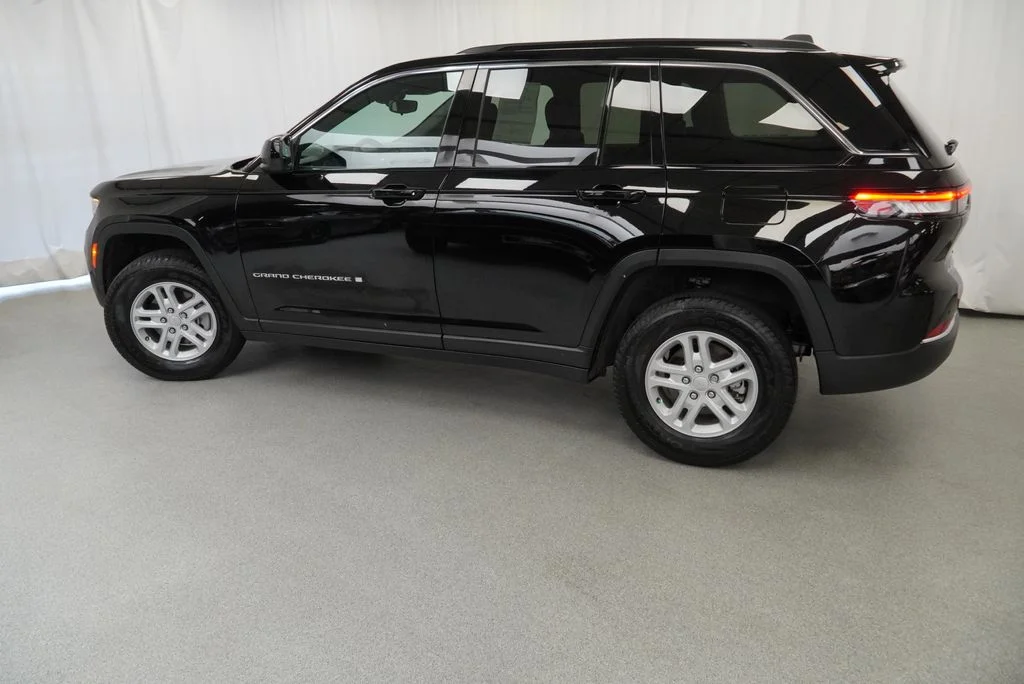 Used 2024 Black Jeep Laredo image 25