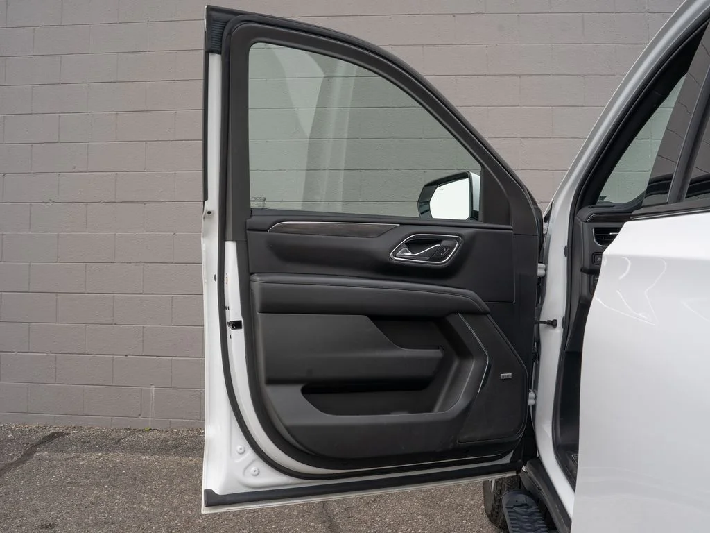 Used 2023 White Chevrolet Z71 image 15
