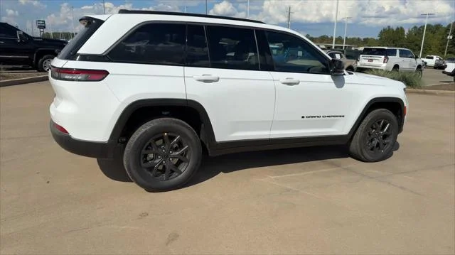 New 2027 Bright White Clear-Coat Paint Jeep Laredo Altitude image 9