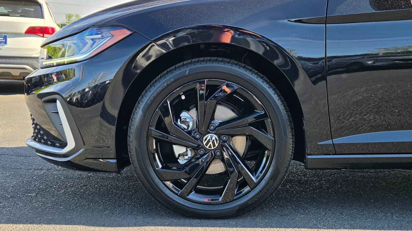 New 2026 Deep Black Pearl Volkswagen SE image 12