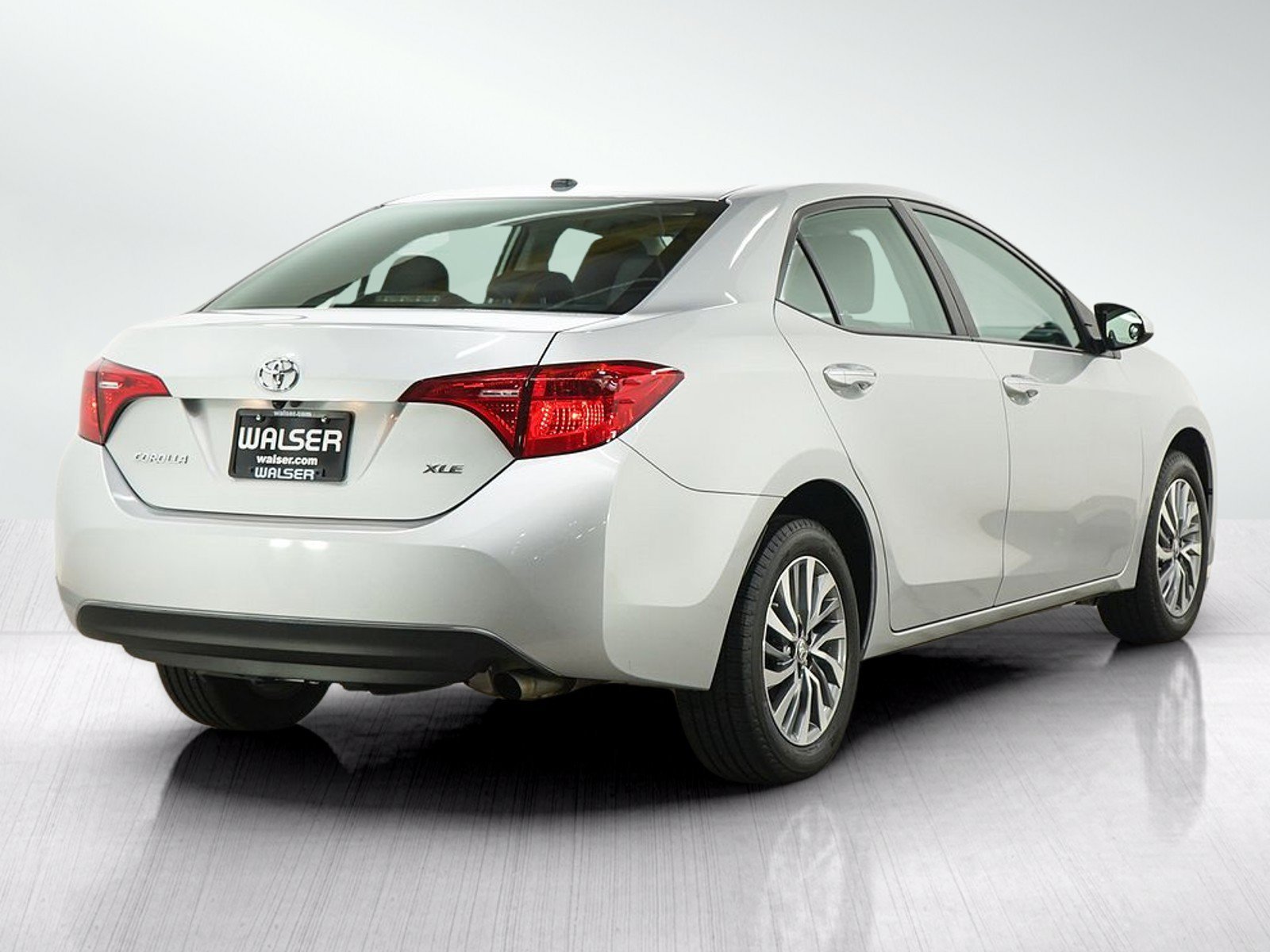 Used 2017 Classic Silver Metallic Toyota Xle image 5