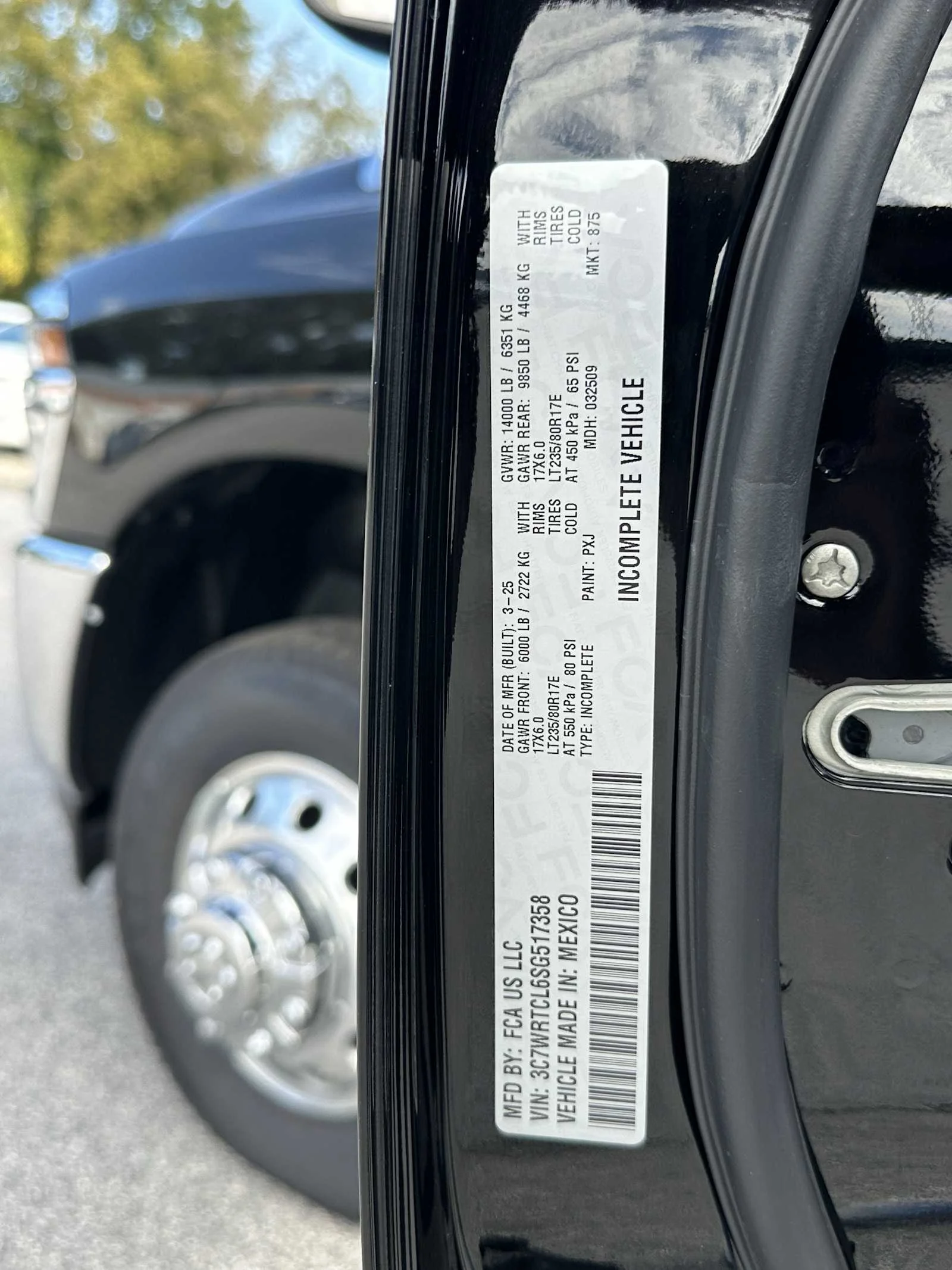 New 2025 Diamond Black Crystal Pearl-Coat Exterior Paint RAM Tradesman image 30