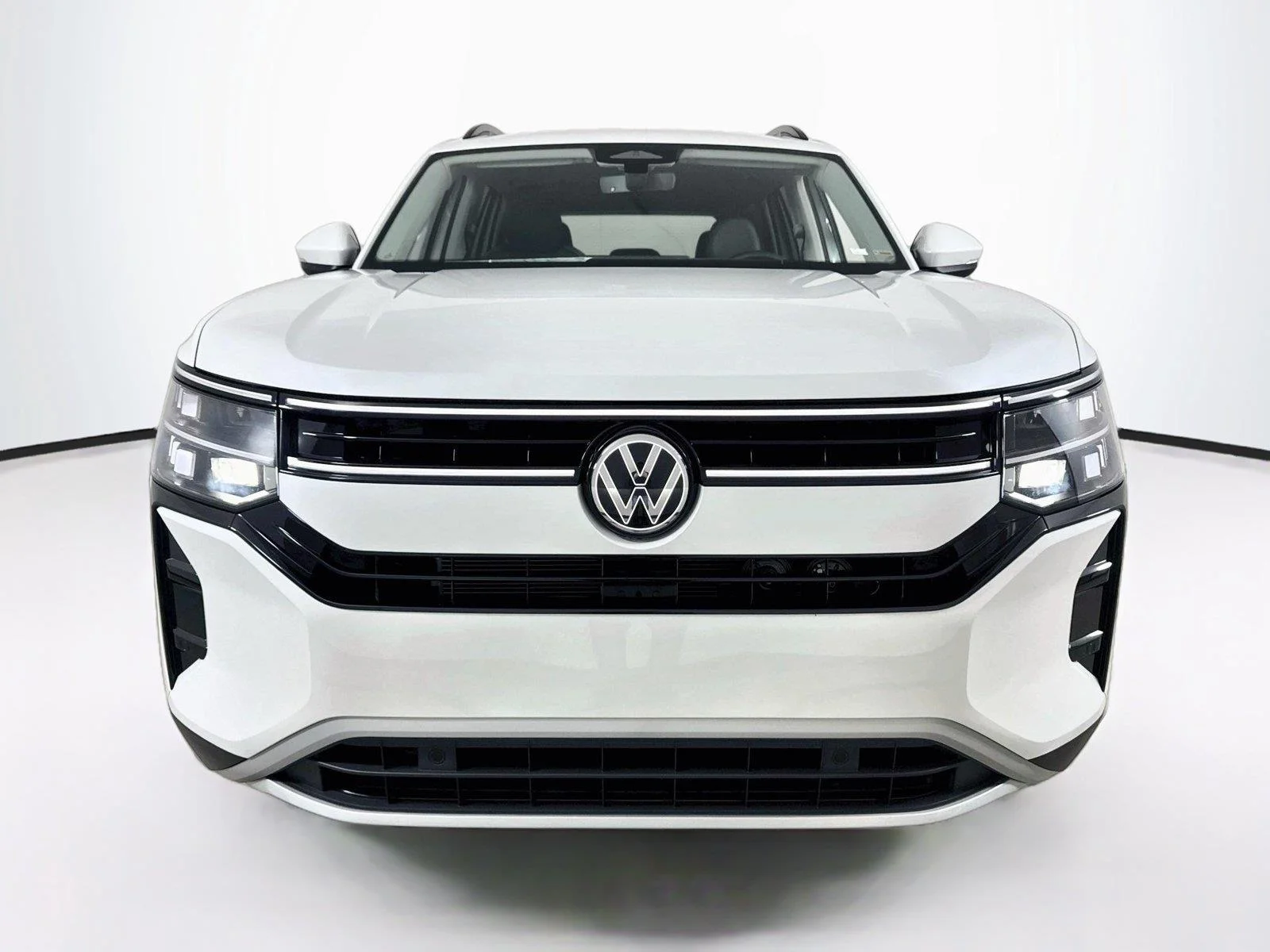New 2027 Opal White Pearl Volkswagen SE w/Technology image 4