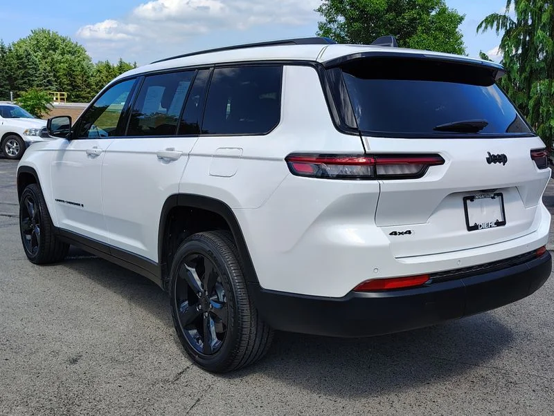 Used 2025 White Jeep Altitude X image 9