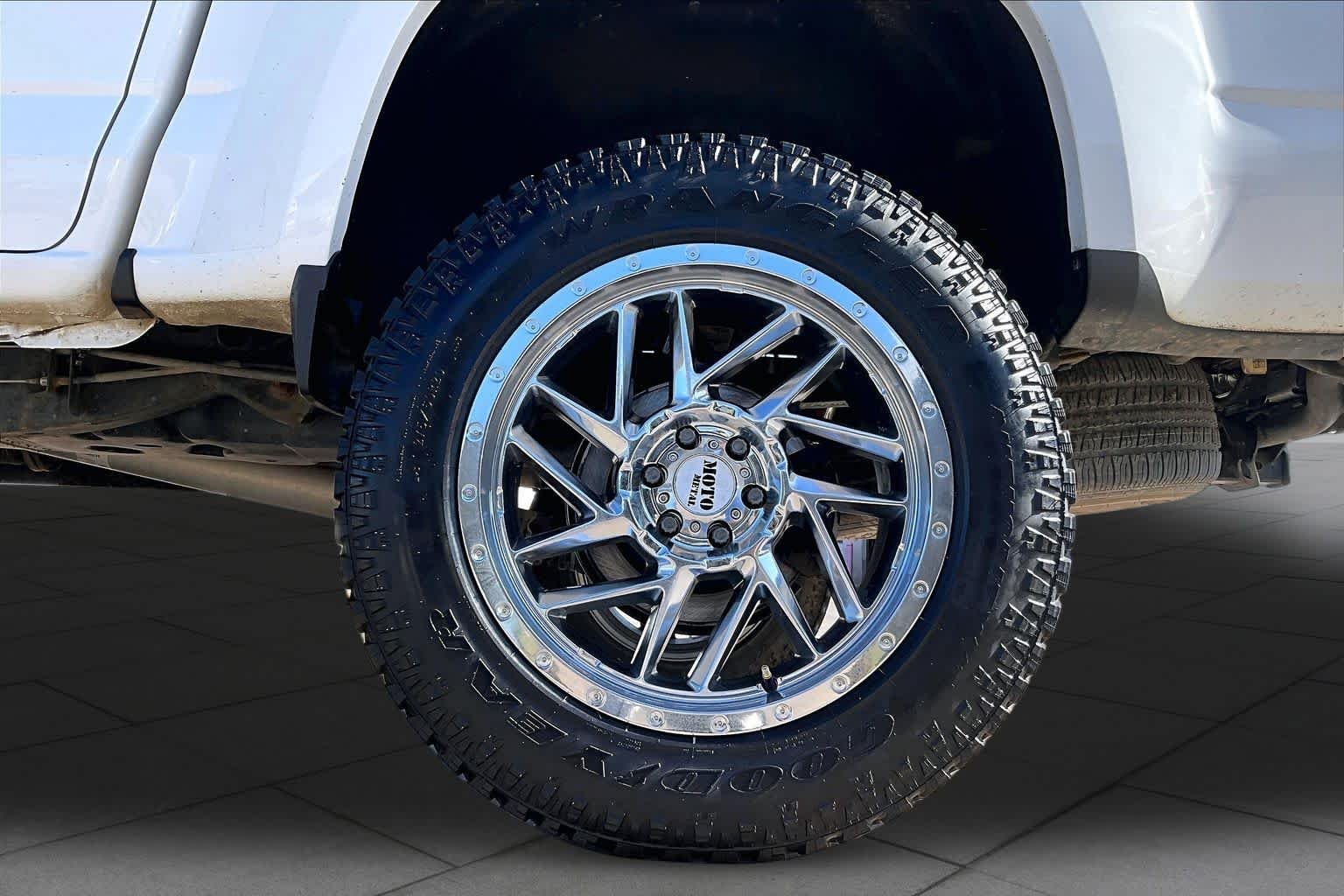 Used 2017 Summit White GMC 4WD SLT image 10
