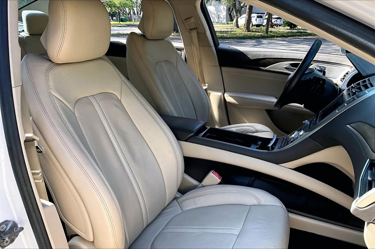 Used 2017 White Lincoln Reserve image 30