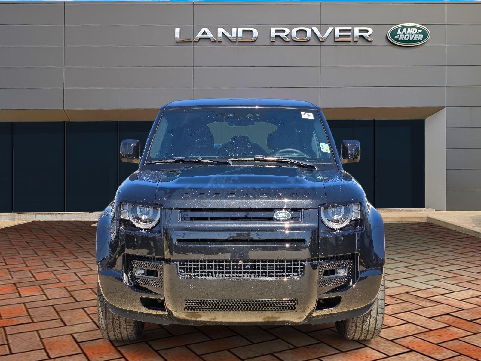 2025 Land Rover Defender V8 - Photo 2