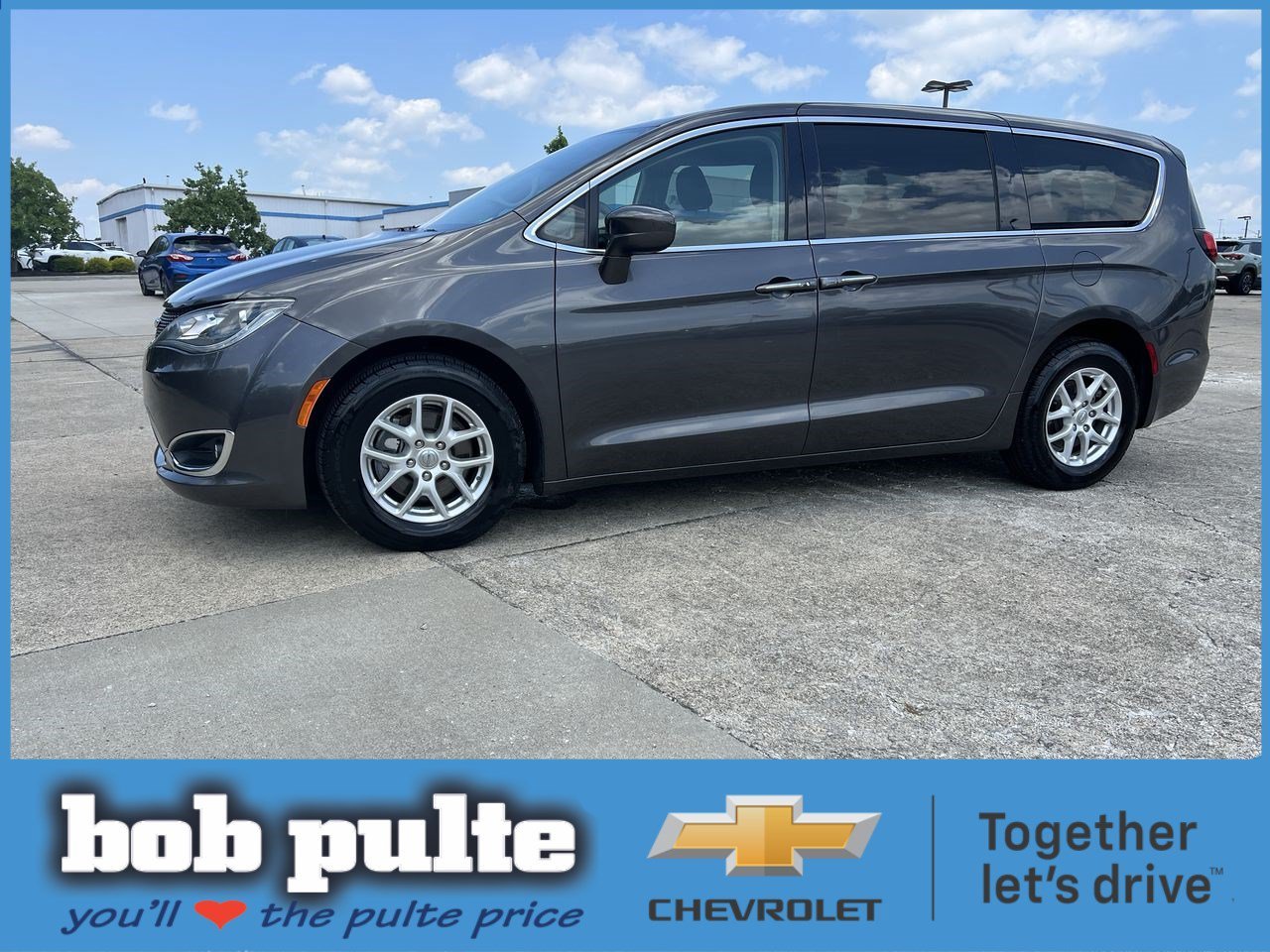 2020 Chrysler Pacifica Touring's photo