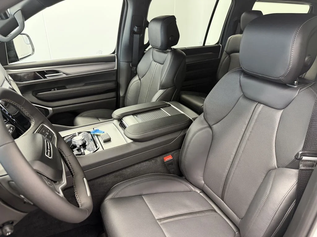 New 2026 Bright White Clear-Coat Exterior Paint Jeep Limited Altitude image 27