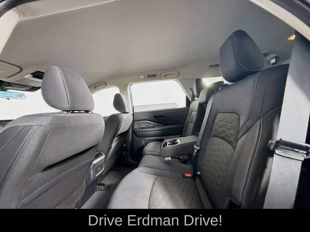 2025 Nissan Pathfinder SV - Photo 9