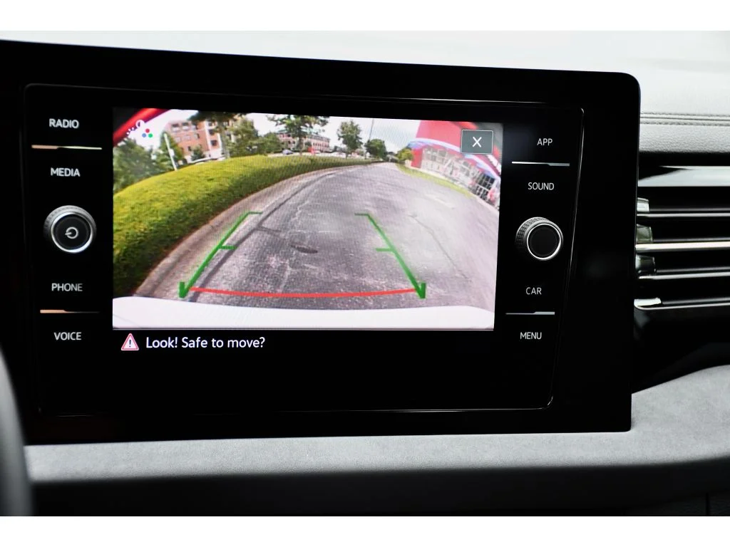 Used 2025 Opal White Pearl Volkswagen SE image 21