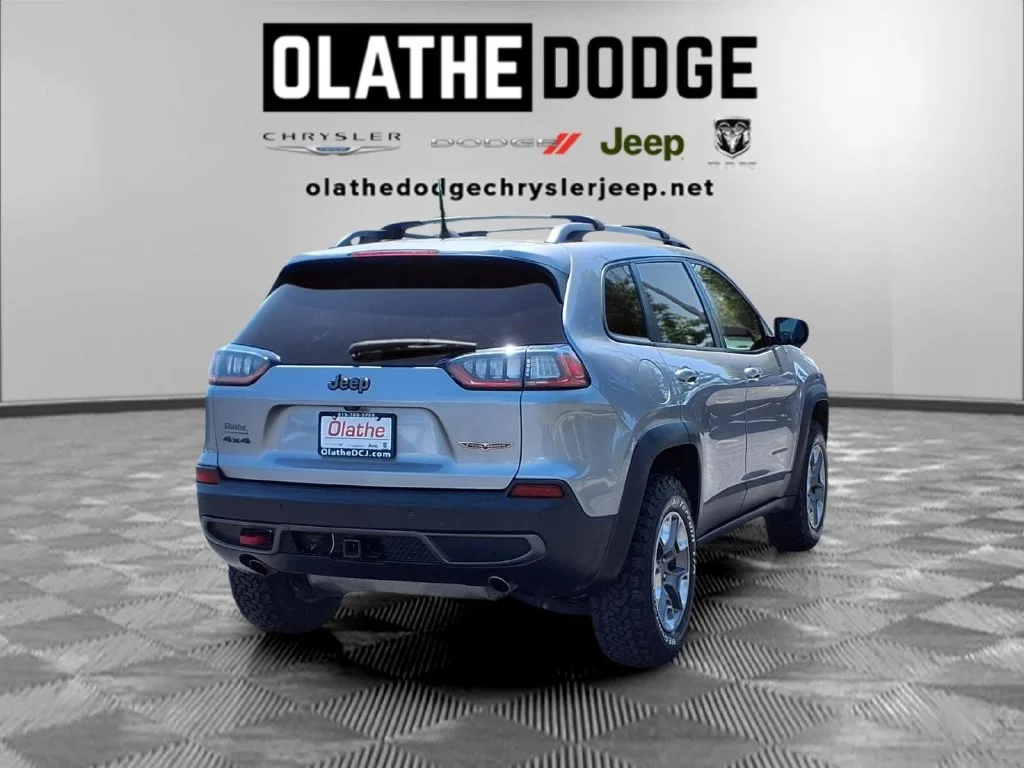 Used 2019 Silver Jeep Trailhawk image 29