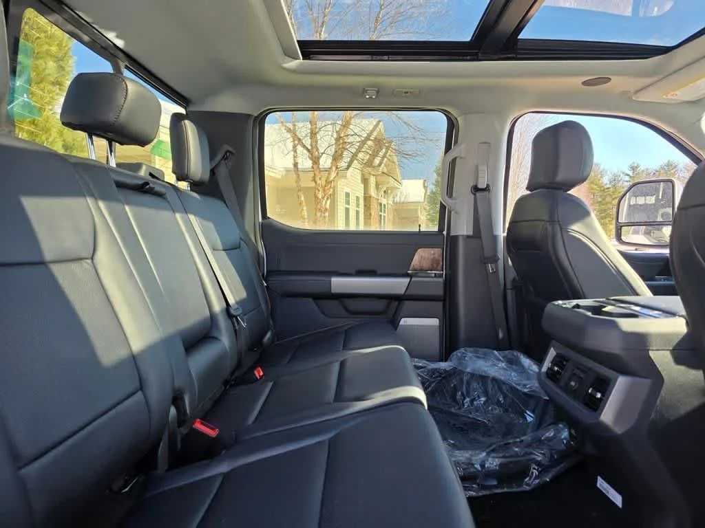 New 2026 Oxford White Ford LARIAT image 22