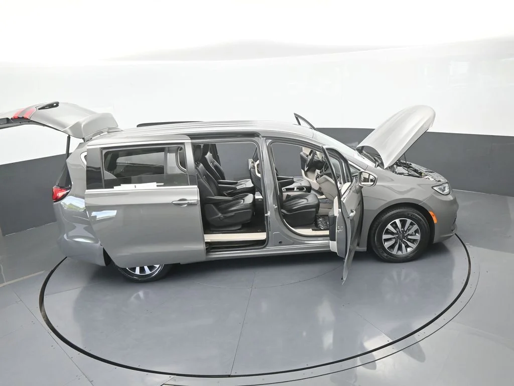 Used 2022 Ceramic Gray Clearcoat Chrysler Touring L image 73