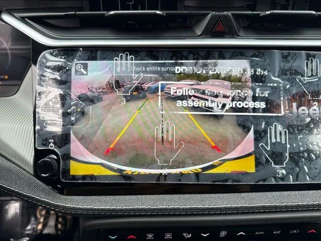 New 2026 Bright White Clear-Coat Exterior Paint Jeep Laredo image 24