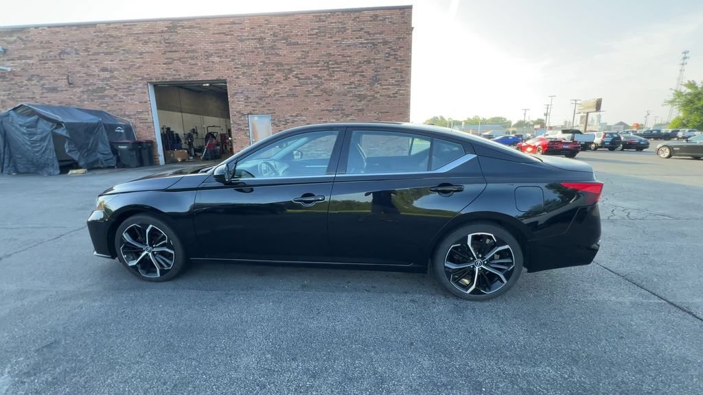 Used 2024 Black Nissan 2.5 SR image 5
