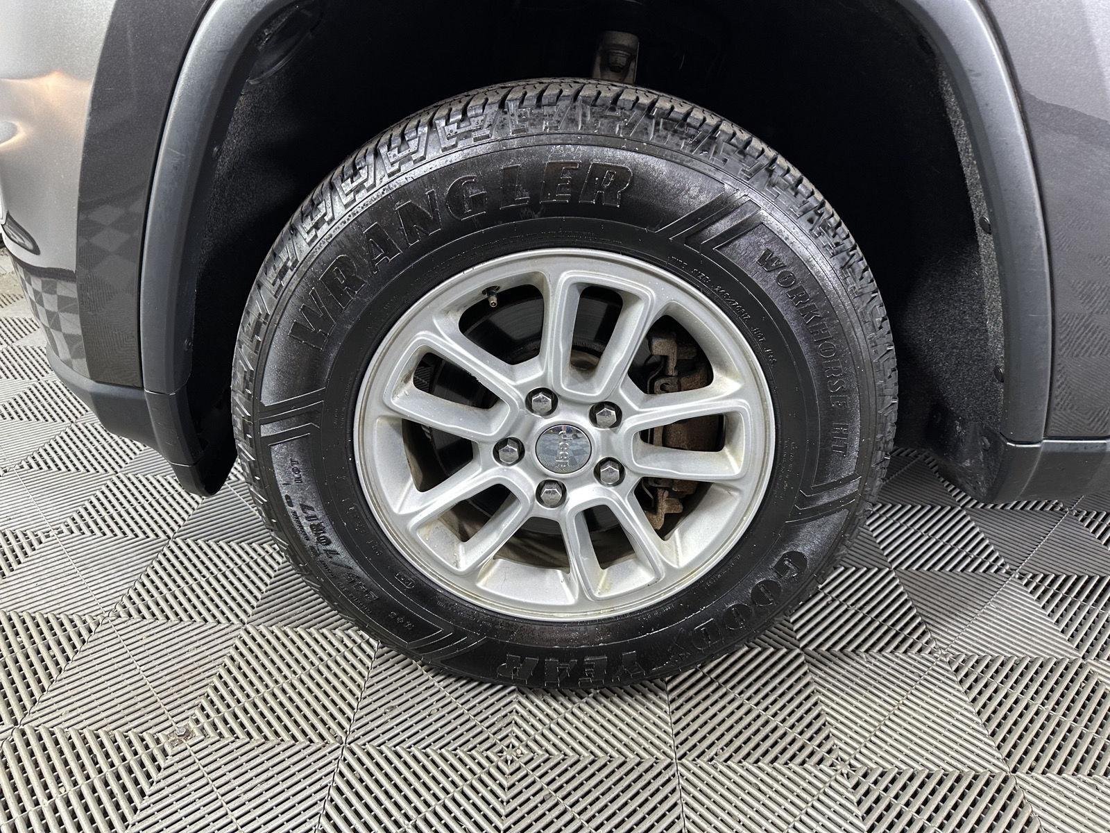 Used 2018 Granite Crystal Metallic Clearcoat Jeep Laredo E image 25