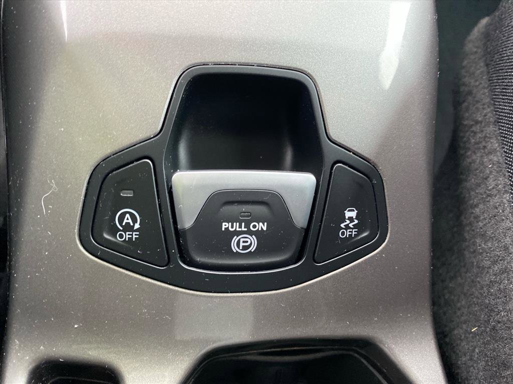 Used 2022 Sting-Gray Clearcoat Jeep Latitude image 13