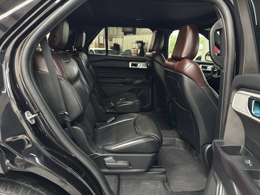 Used 2020 Black Metallic Ford Platinum image 15
