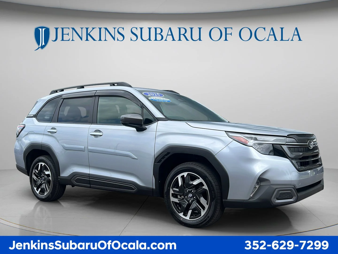 Used 2025 Ice Silver Metallic Subaru Limited image 1