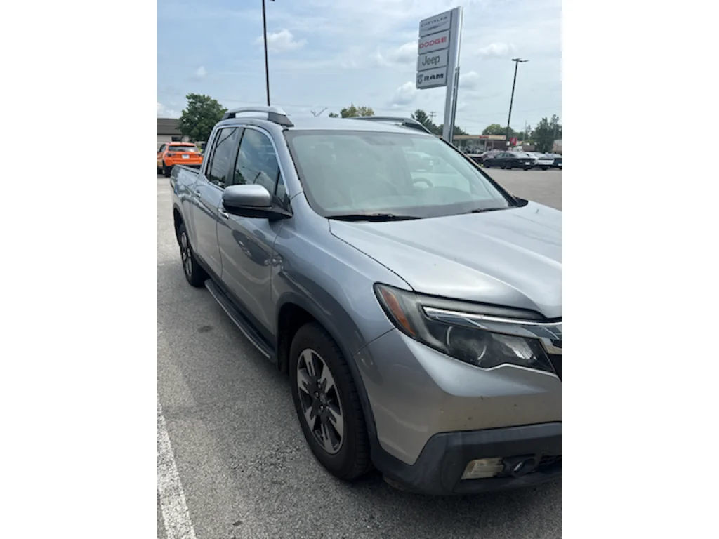 Used 2017 Lunar Silver Metallic Honda RTL image 8