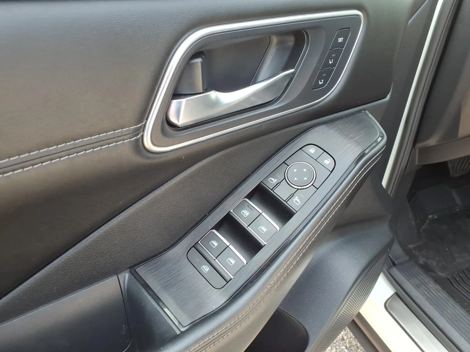 Used 2021 Pearl White Tricoat Nissan Platinum image 24