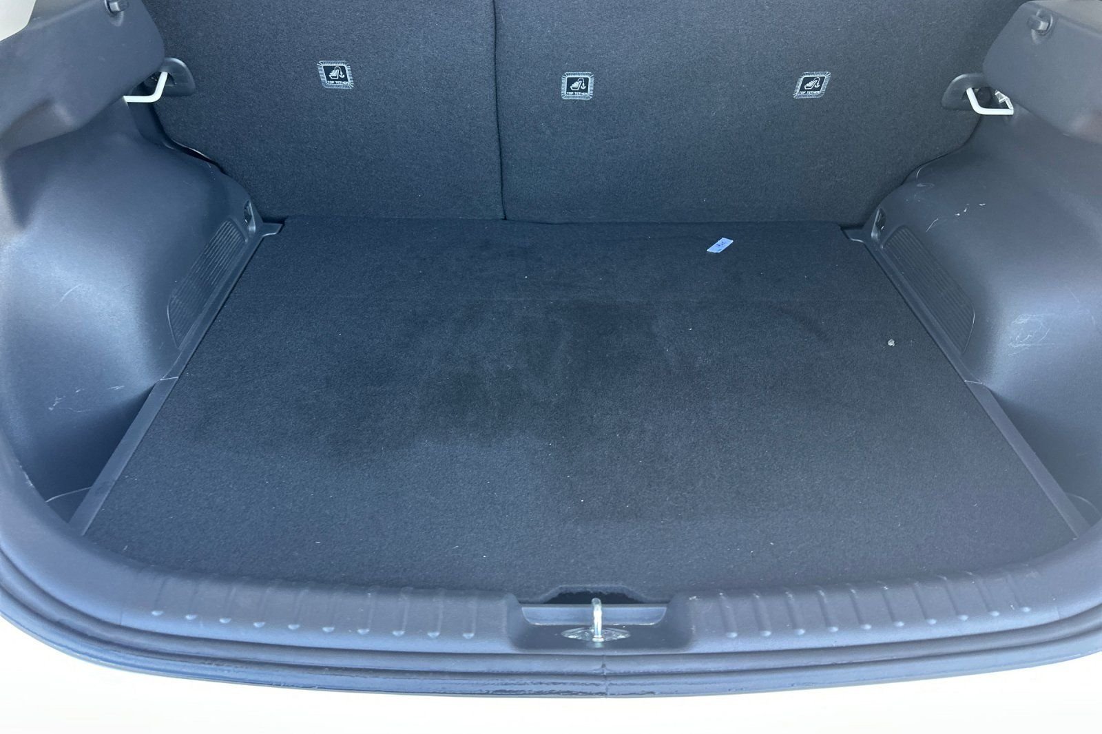 Used 2023 White Kia Wind image 16