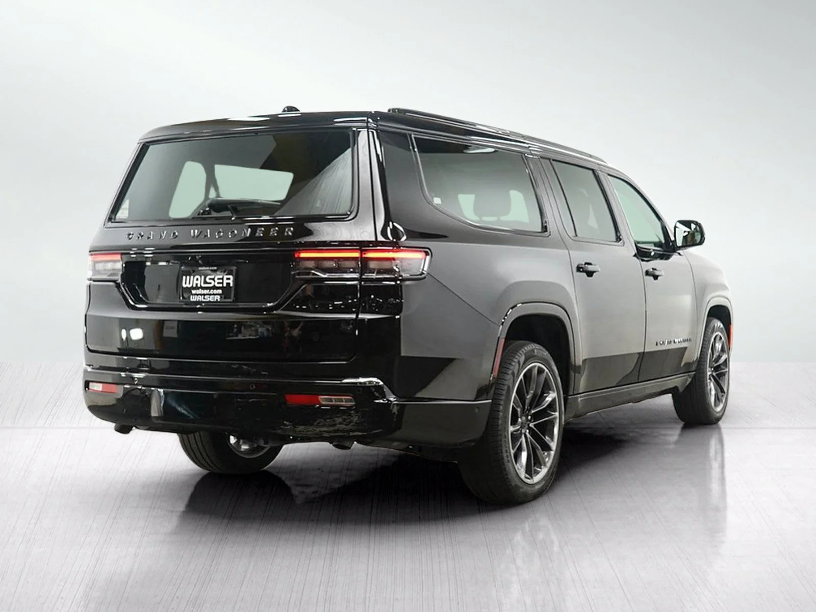 Used 2025 Diamond Black Crystal Pearlcoat Jeep Series III image 5