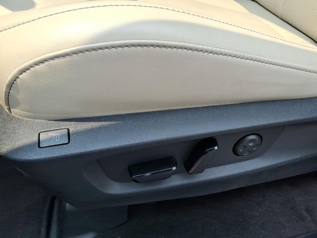 Used 2025 White INFINITI Sensory image 22