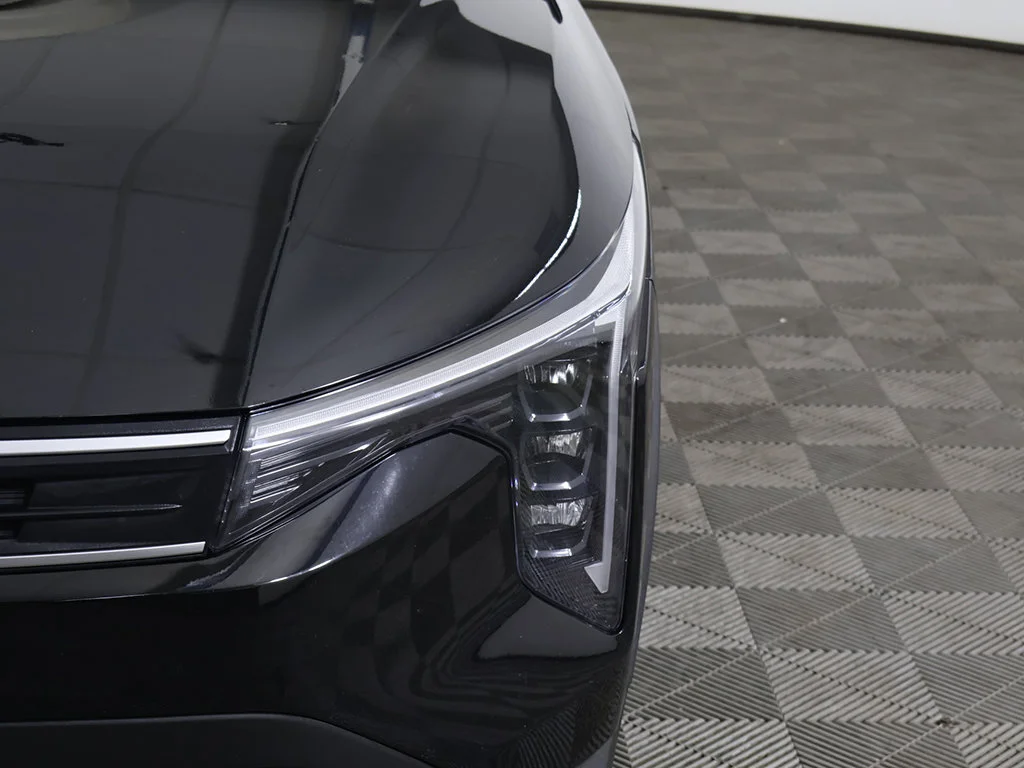 Used 2025 Black Kia LXS image 12