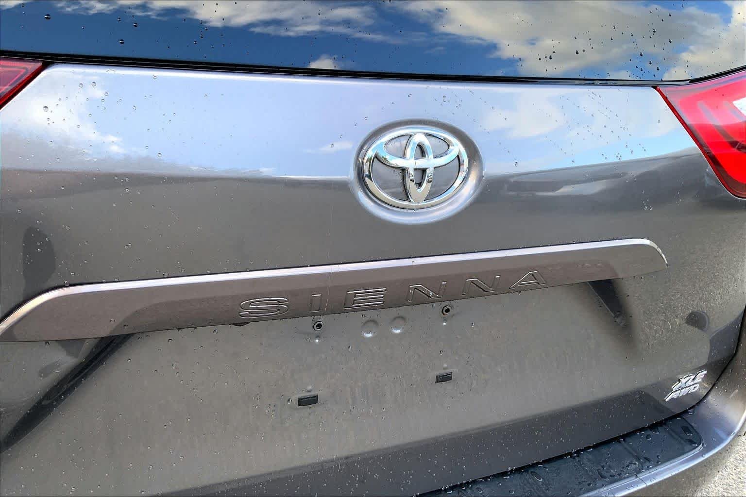 Used 2017 Predawn Gray Mica Toyota XLE Premium image 33