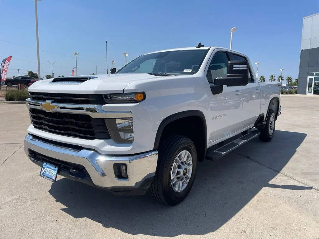 Used 2025 White Chevrolet LT image 3