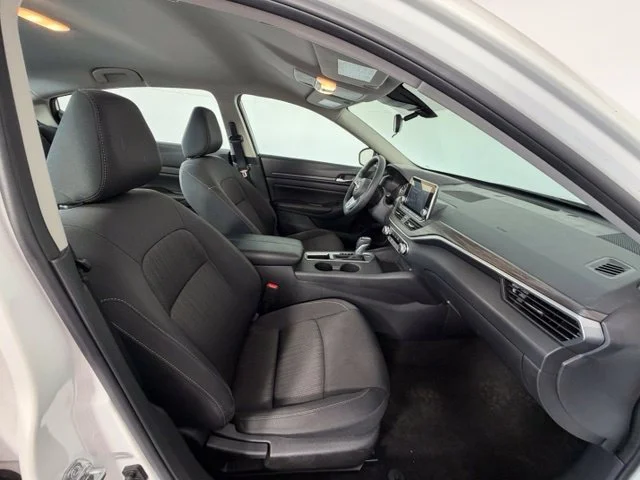 Used 2025 White Nissan 2.5 SV image 34