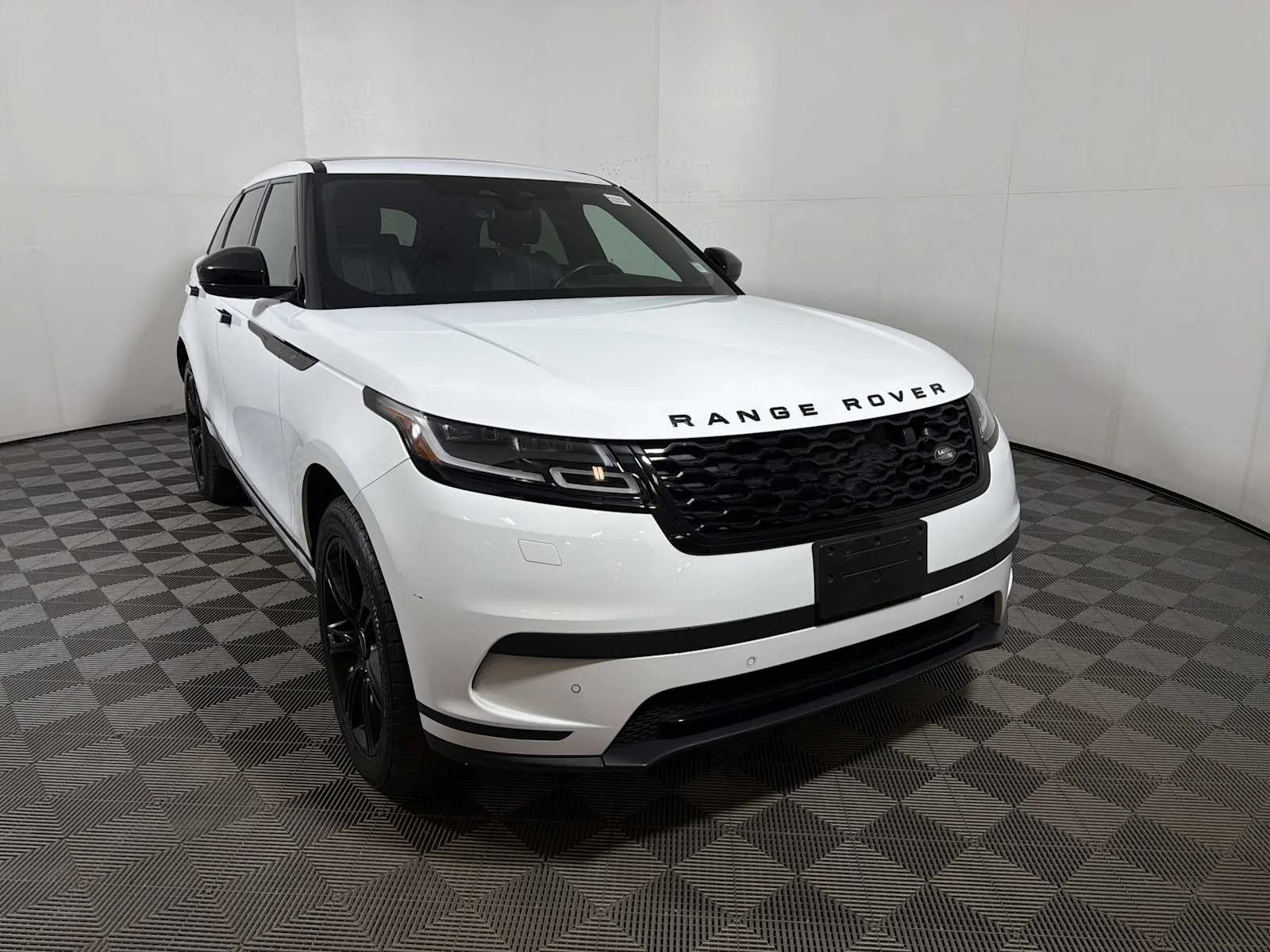 Used 2022  Land Rover S image 2