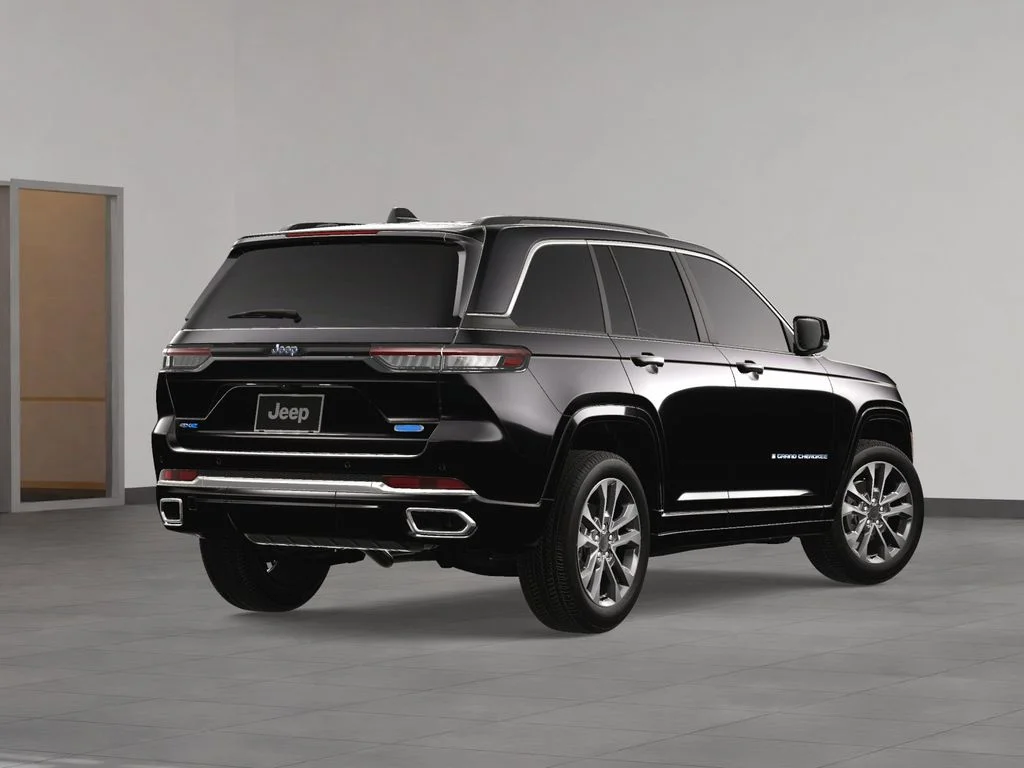 New 2024 Diamond Black Crystal Pearl-Coat Exterior Paint Jeep Overland 4xe image 5