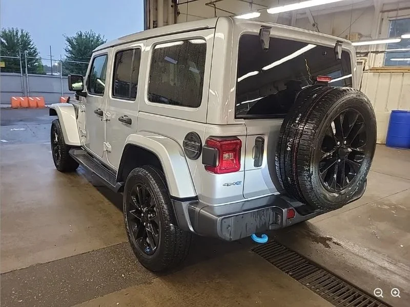 Used 2023 Silver Zynith Clearcoat Jeep Sahara image 2
