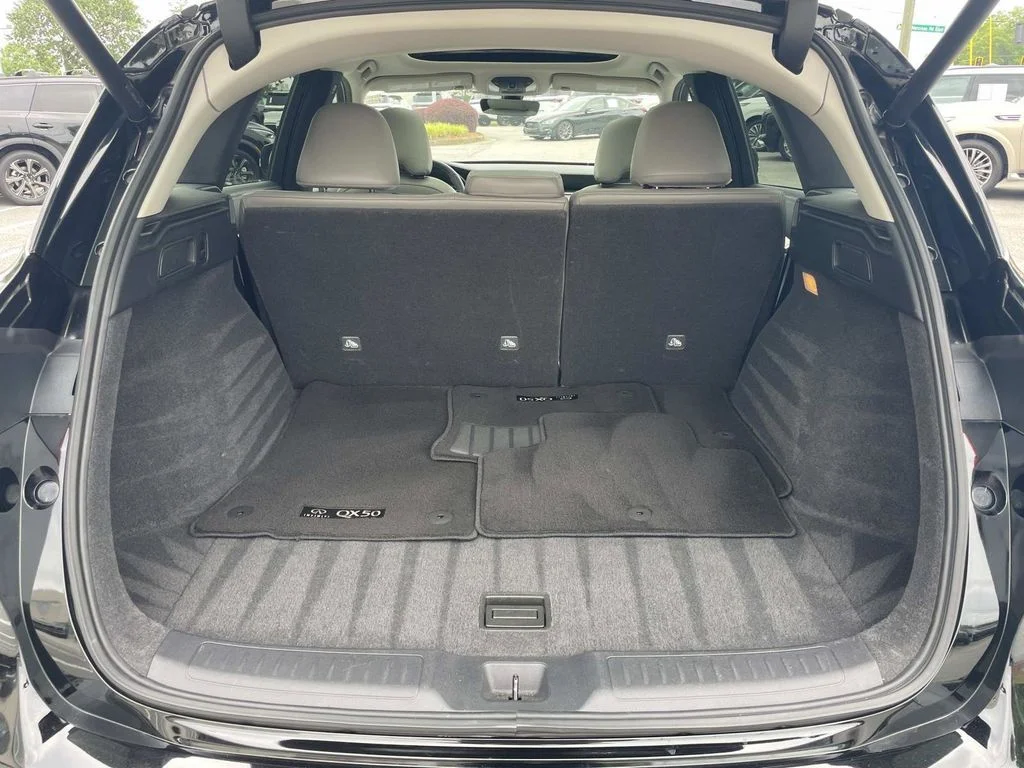 Used 2023 Black INFINITI LUXE image 8