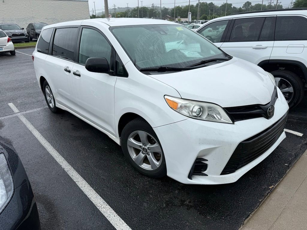 2019 Toyota Sienna L V6 7-Passenger's photo