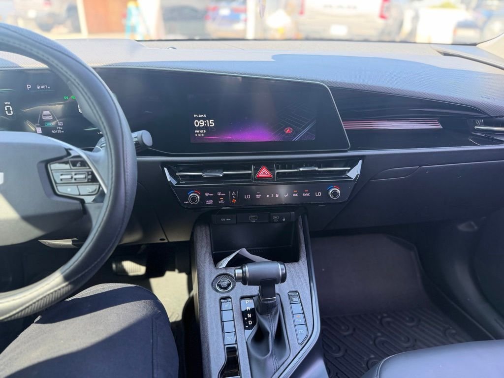 Used 2023 Snow White Pearl Kia EX image 9