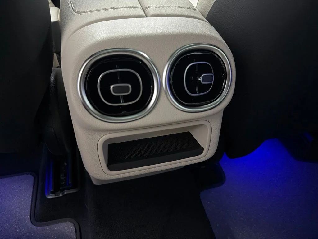New 2027 White Mercedes-Benz GLC 300 image 23